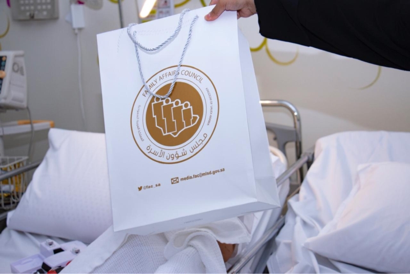صور.. مجلس شؤون الأسرة يزور الأطفال المنومين بمستشفى الملك خالد - المواطن