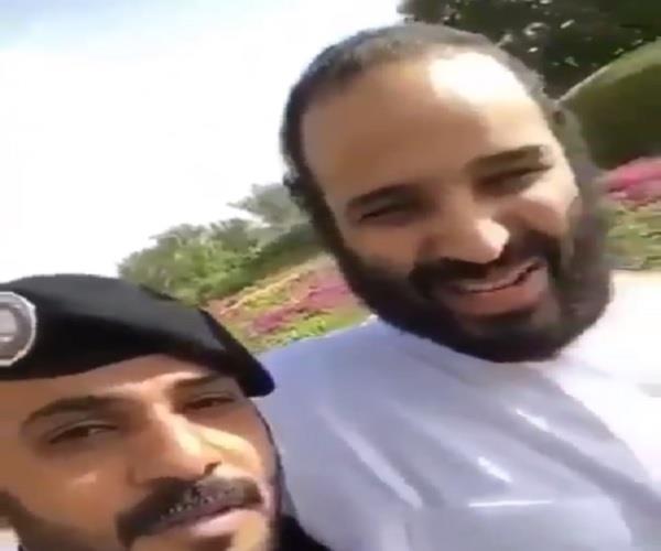 فيديو.. مشهد عفوي لولي العهد مع أحد أفراد الحرس الملكي