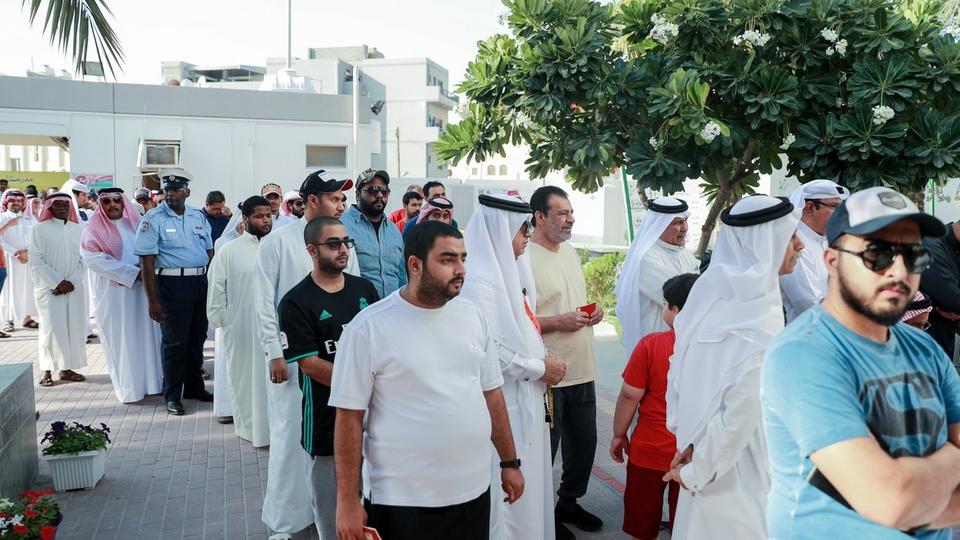 صور.. إقبال شبابي للتصويت بالانتخابات النيابية في البحرين
