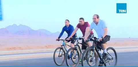 فيديو.. السیسي یقود دراجة ھوائیة في شوارع شرم الشیخ