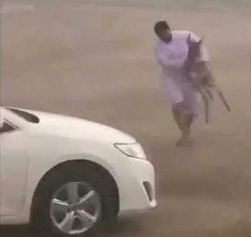 فيديو طريف.. شاب ينقذ حمارًا من مياه الأمطار