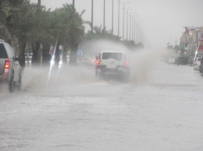 خميس مثير للأتربة وممطر على 6 مناطق