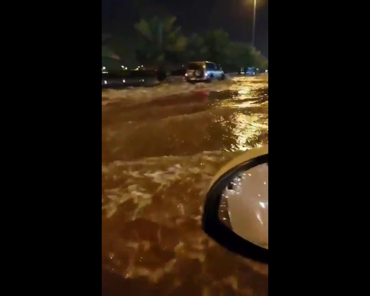 فيديو.. المدينة المنورة تغرق في مياه الأمطار والمركبات تشبه السفن!