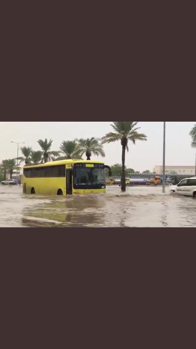 الحافلات المدرسية بدت كالسفن وتعليم القصيم تجاهل تعليق الدراسة !