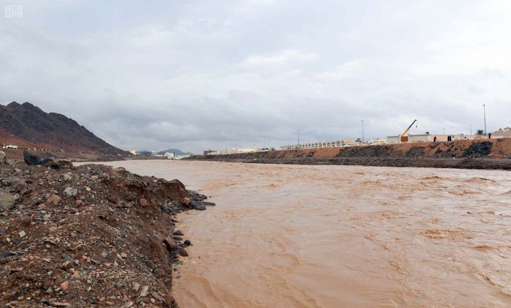 فتح 8 طرق في المدينة أغلقتها السيول المنقولة.. وتحذير من المدني