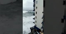 فيديو.. موجة عملاقة تضرب شرفات مبنى وتحطمه!