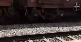 فيديو.. رجل ينجو من الموت بعد مرور قطار بضائع فوقه