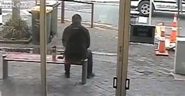 فيديو.. لحظة نجاة رجل من حافلة طائشة