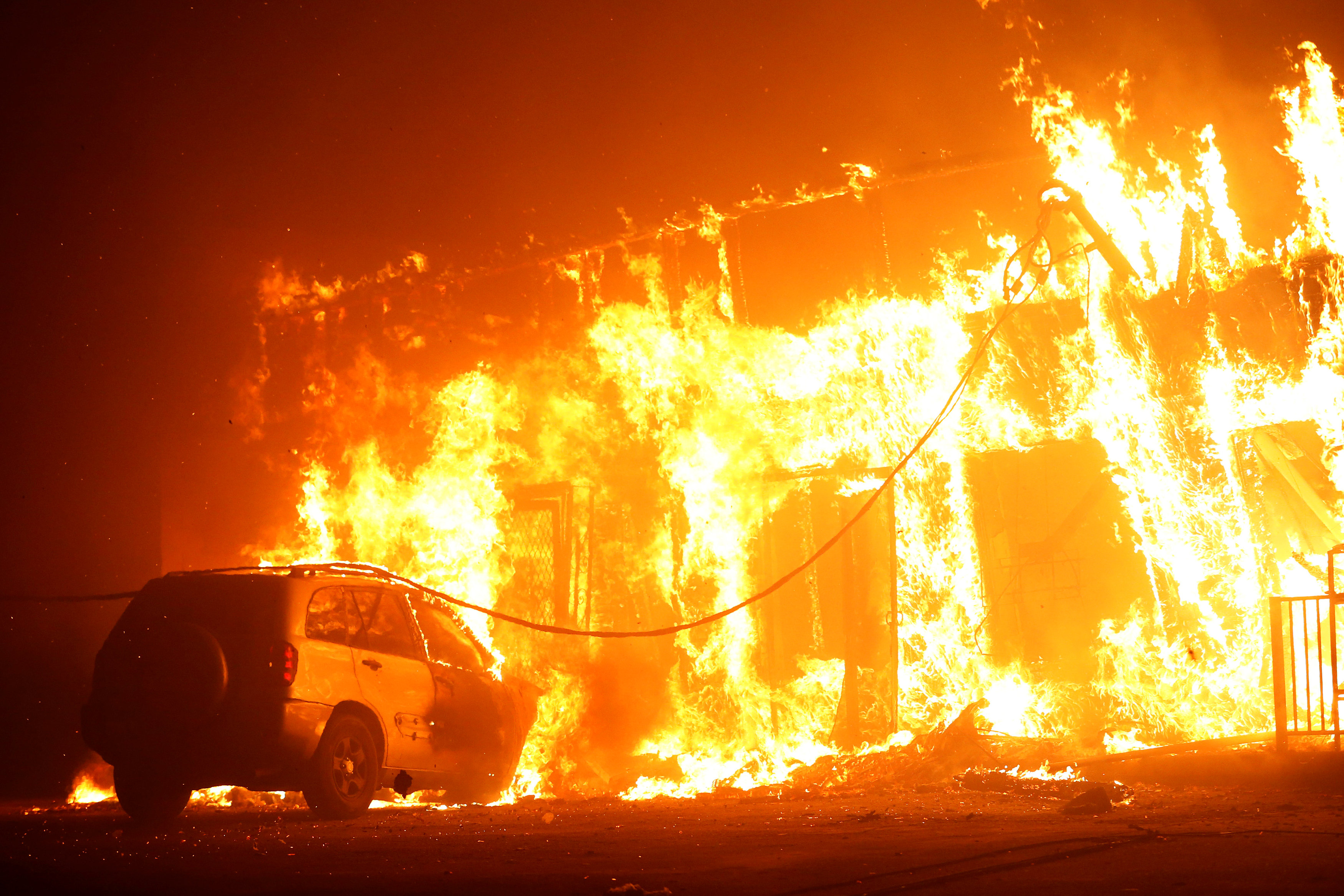 صور.. حرائق الغابات تدمر بلدة بالكامل وتخلي 93 ألف نسمة في كاليفورنيا