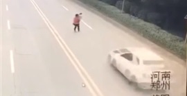 فيديو مروع.. لحظة دهس أم وطفلها أثناء عبور الطريق