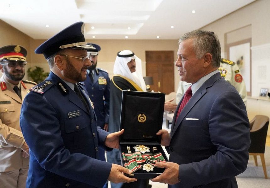 صور.. ملك الأردن يقلد رئيس الأركان السعودي وسام الاستحقاق العسكري من الدرجة الأولى