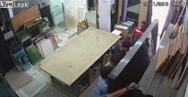 فيديو.. لقطات صادمة لحظة سقوط زجاج على عمال