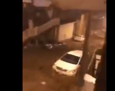 فيديو.. سيول قوية تجرف المركبات بوادي جليل في مكة المكرمة