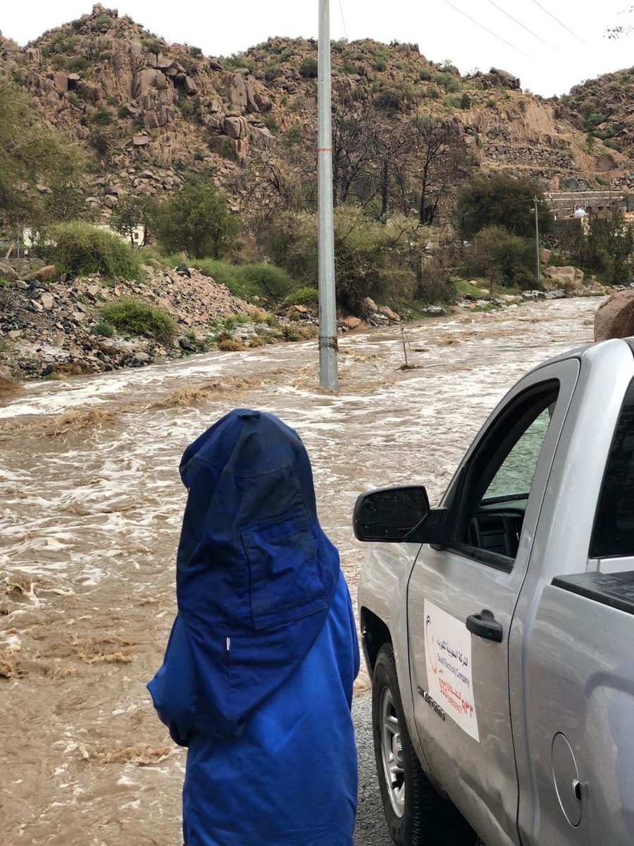 سيول وادي الليث تعوق إعادة الكهرباء لبعض أجزاء المحافظة