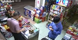 فيديو.. صاحب محل يلقن لصا حاول سرقته درساً لن ينساه