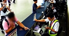 فيديو.. مسافر يصفع موظف مطار على وجهه