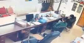 فيديو صادم.. رجل يطعن امرأة في مكتبها