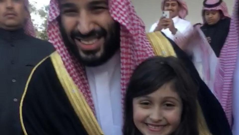 طفلة تبوك مع ولي العهد: سأملأ صوري بكل مكان حتى كوكب زحل