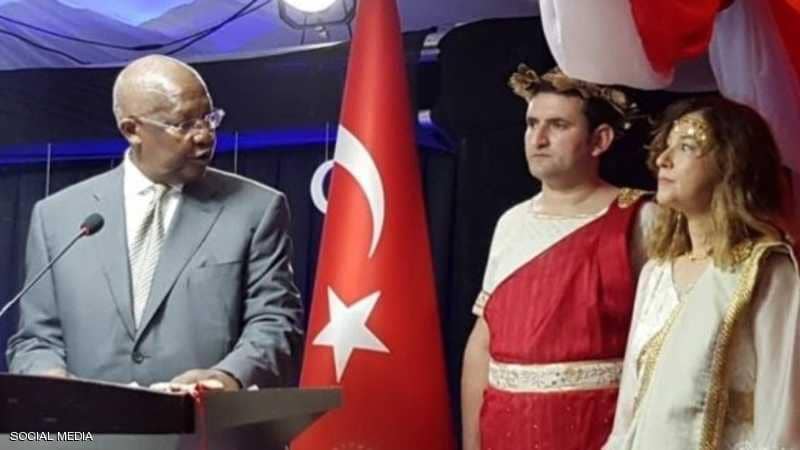 أزمة في أنقرة واستدعاء بسبب فستان سفيرة تركية