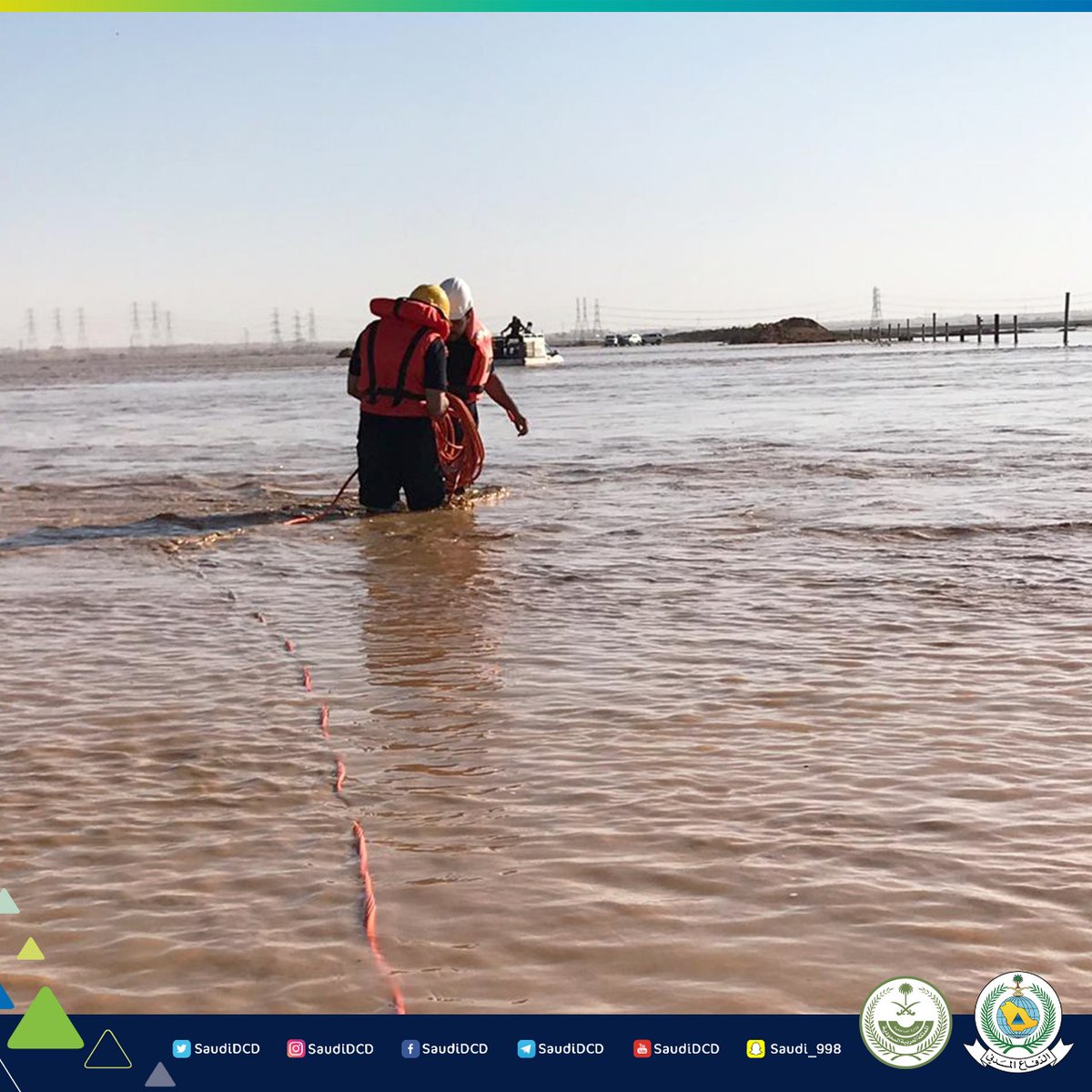 صور.. المياه تحتجز عاملين داخل مركبة في رياض الخبراء