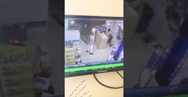 فيديو.. وافد سوداني يلقن لصين حاولا سرقة محله درسًا قاسيًا