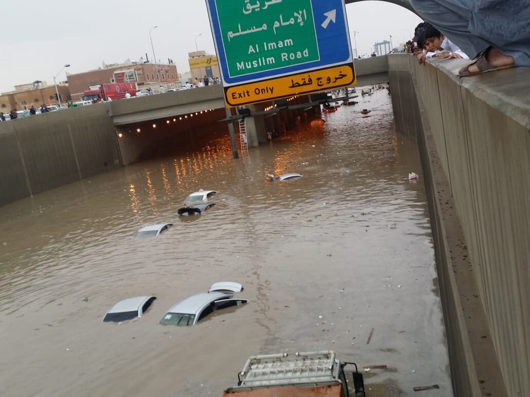 مشاهد من أمطار الرياض .. مياه بمنازل حي البديعة وعامل ينظف بلاعة بالنسيم