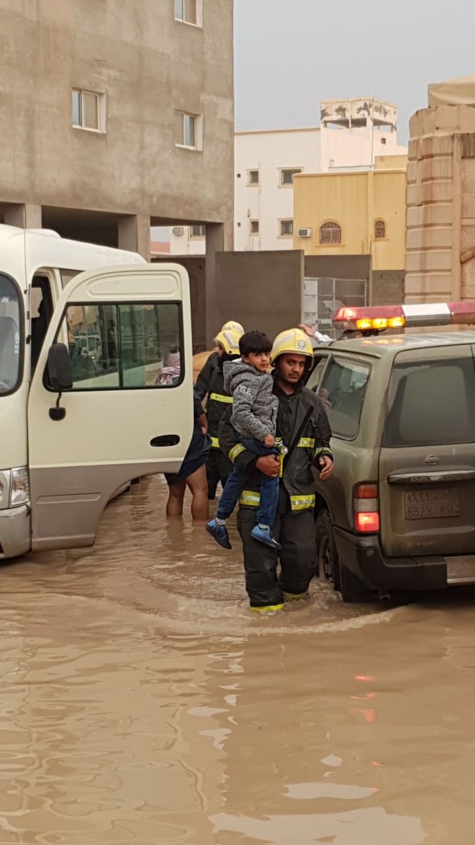 صور.. فك احتجاز 7 طلاب داخل حافلة مدرسية في بريدة