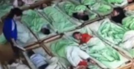 فيديو صادم.. مربية تعاقب الأطفال الرافضين للنوم داخل دار للرعاية