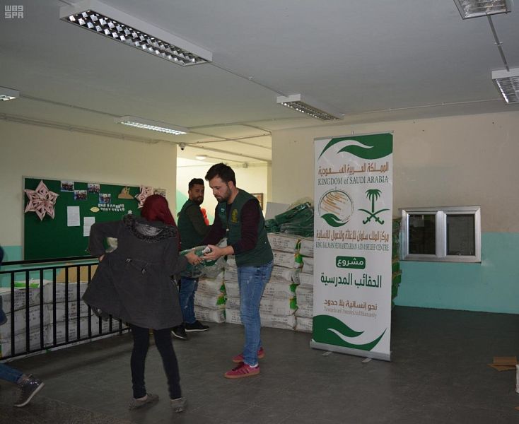 مركز الملك سلمان يسلم 869 حقيبة مدرسية للطلاب السوريين في لبنان
