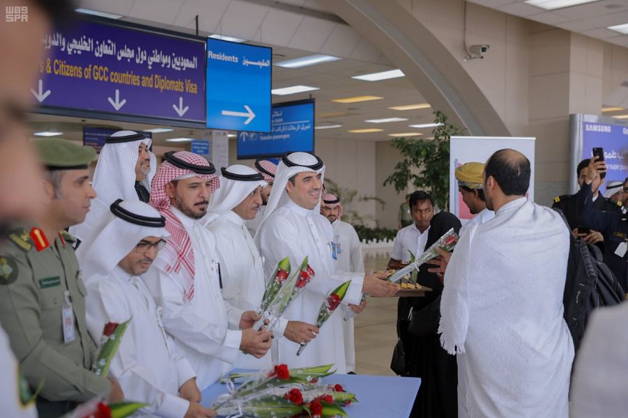 صور.. مطار الملك عبدالعزيز يشارك في احتفالات عُمان باليوم الوطني الـ 48