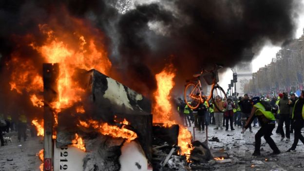 فيديو وصور.. مصادمات بين الشرطة والمتظاهرين في فرنسا