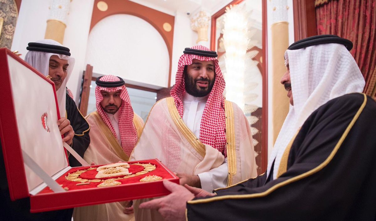 ملك البحرين يمنح ولي العهد وسام الشيخ عيسى بن سلمان