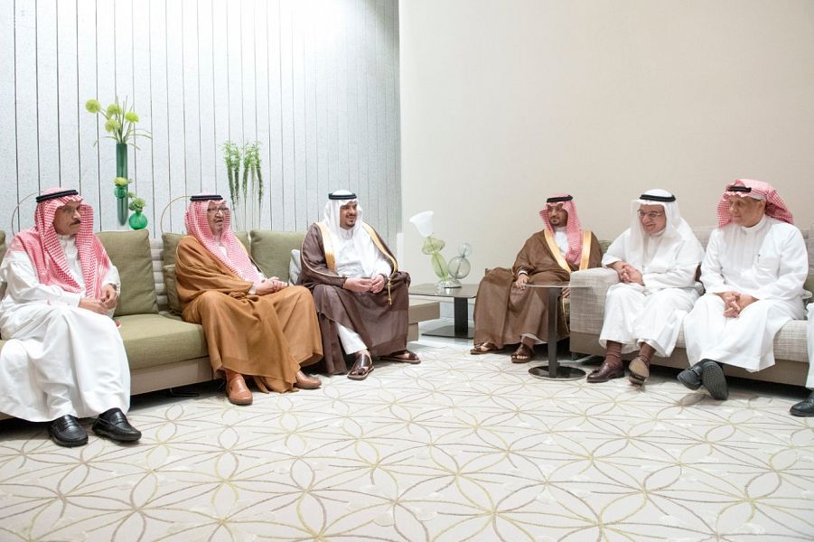 نائب أمير الرياض يقدم العزاء لأسرة الرويتع والعيبان