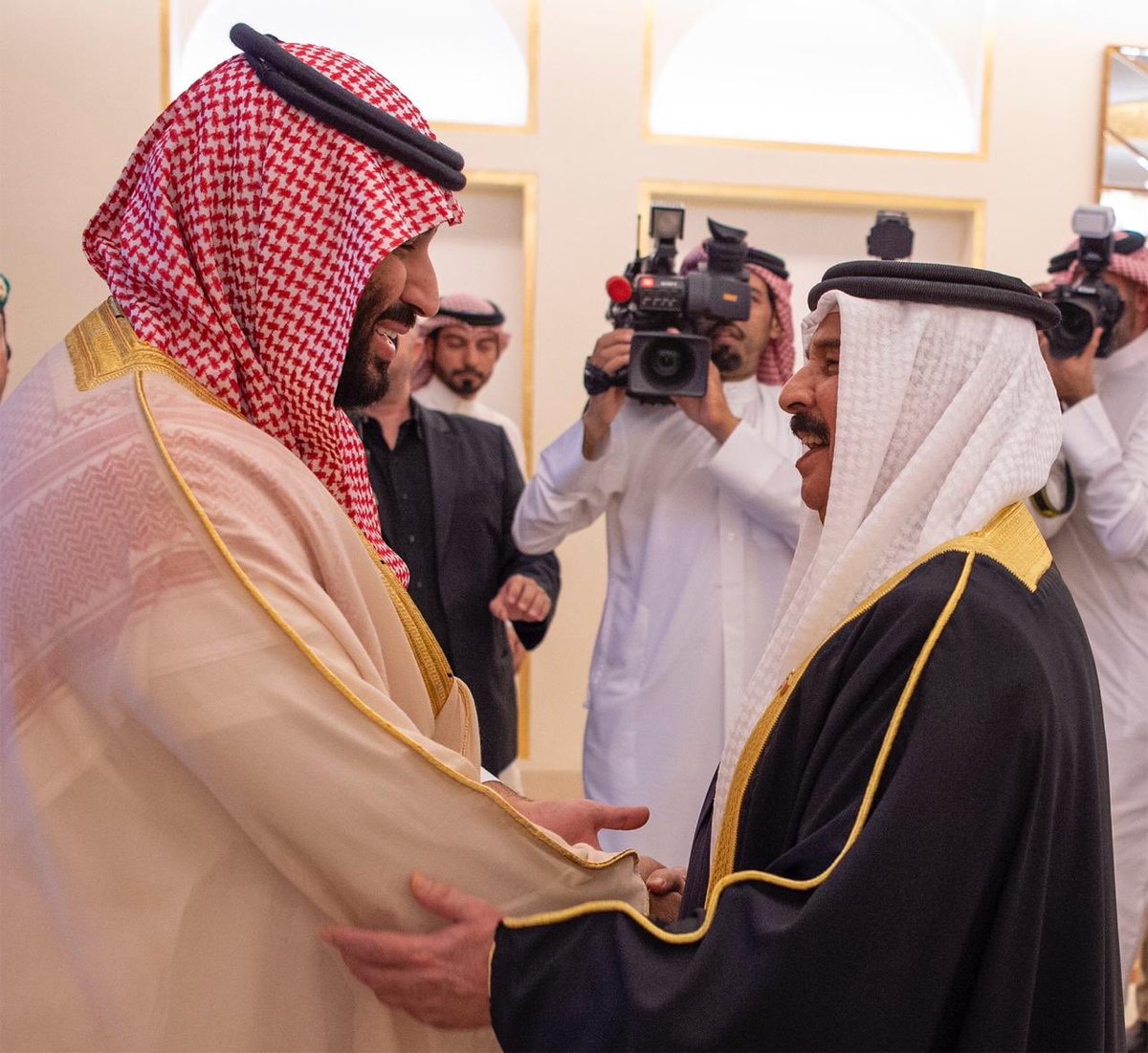 ملك البحرين يستقبل ولي العهد