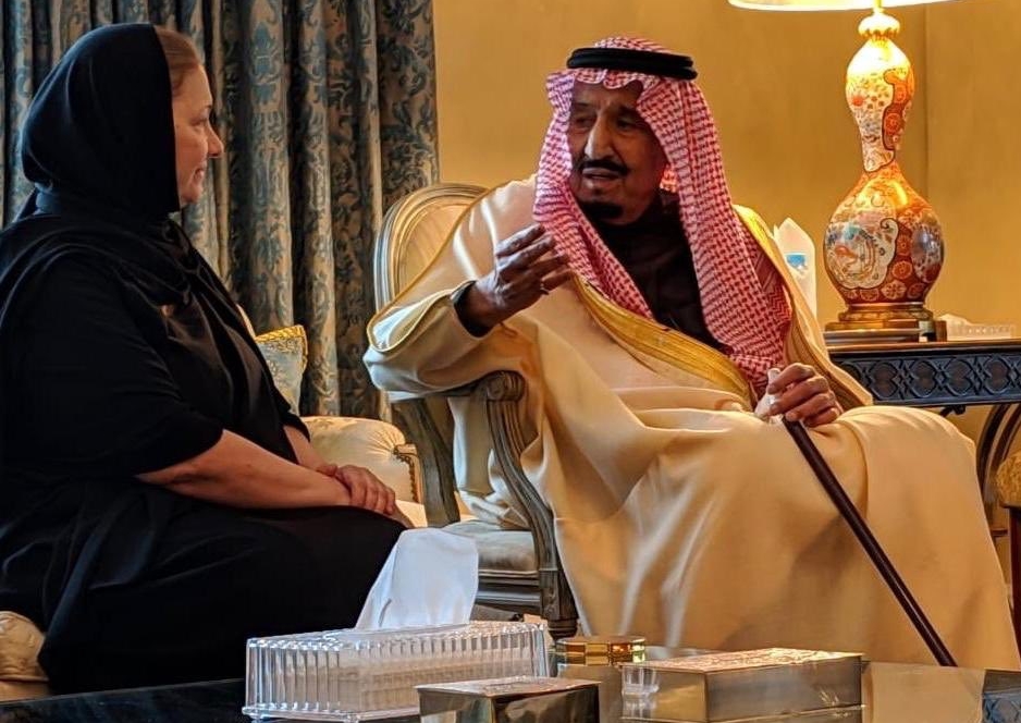 الملك سلمان يعزي أبناء وبنات أخيه الأمير طلال بن عبدالعزيز - المواطن