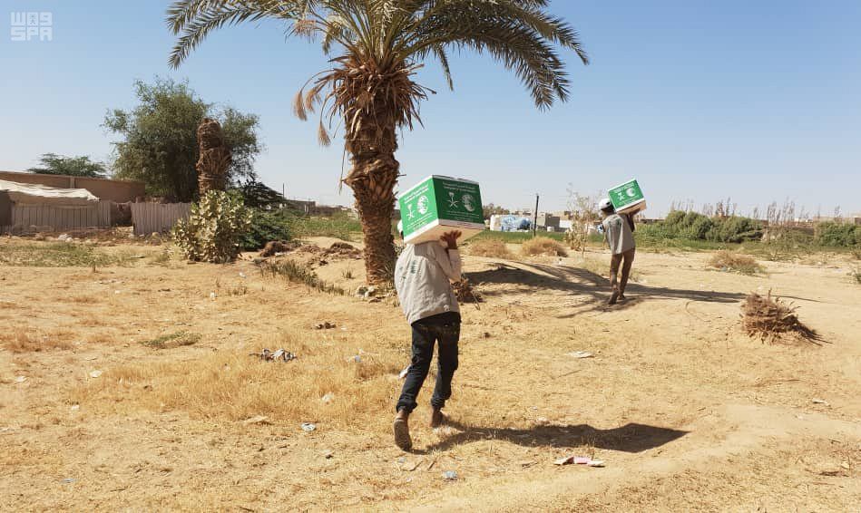 مركز الملك سلمان للإغاثة يُوزع 305 سلال غذائية في جمهورية تشاد
