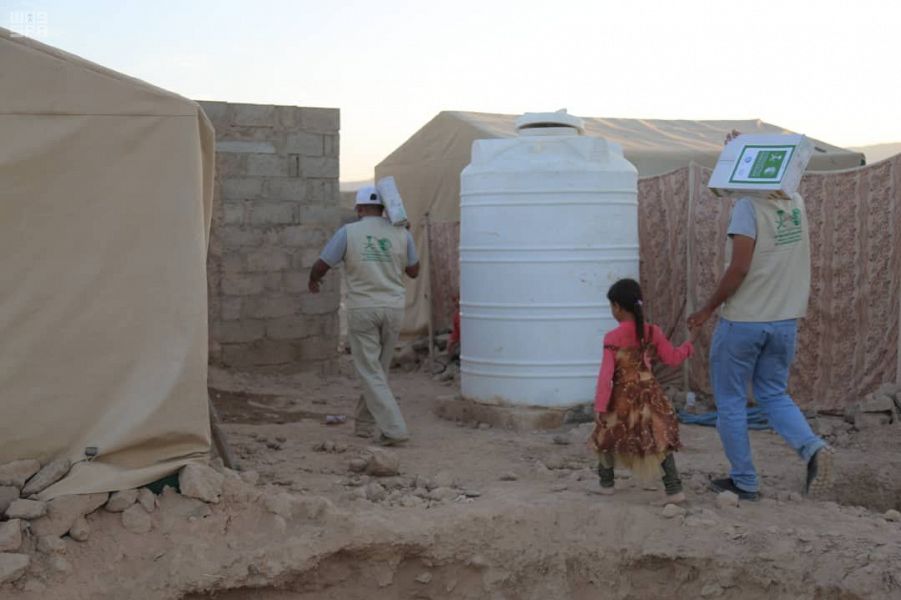 توزيع 270 كرتونًا من التمور في مخيم الدشوش بمحافظة مأرب - المواطن
