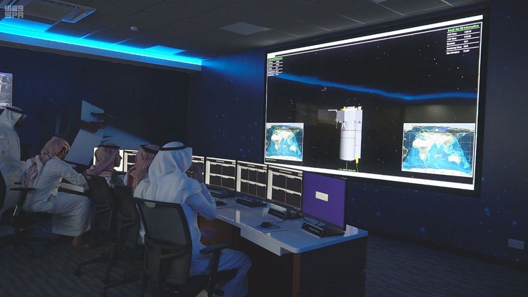 فيديو وصور.. رصد القمرين سعودي سات 5 فوق سماء المملكة مع أول مرور لهما