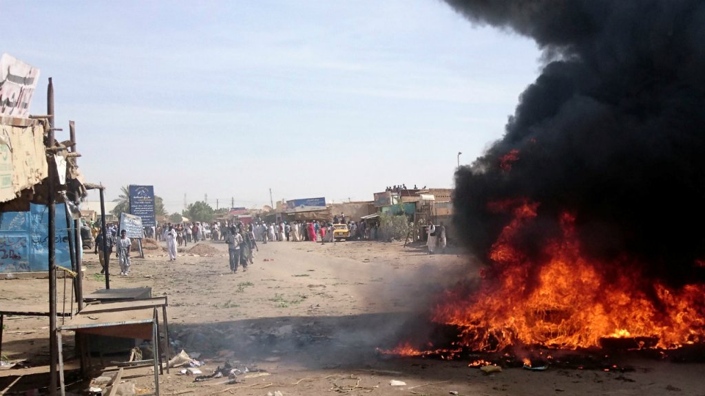 بعد مقتل 5 متظاهرين.. إعلان حالة الطوارئ في 4 مدن سودانية
