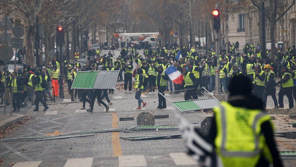 لحظة اقتحام متظاهرين لمقر دورة الألعاب الأولمبية بباريس
