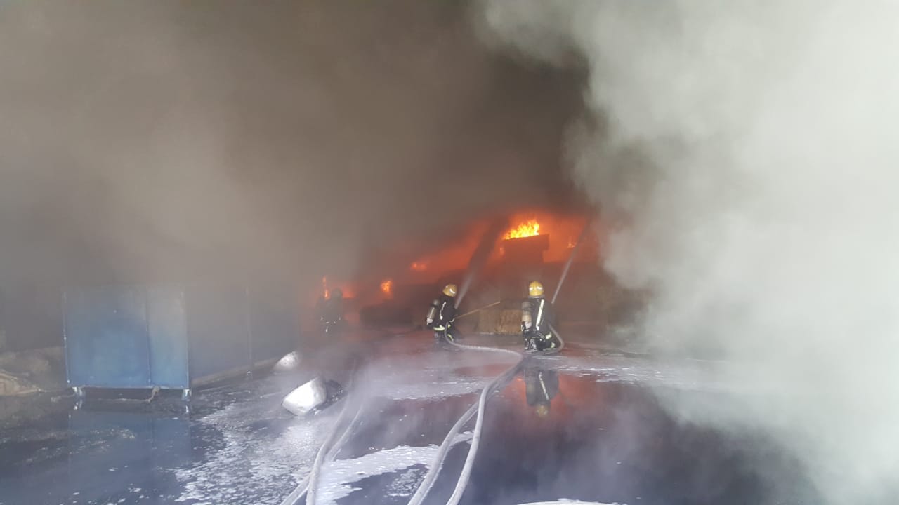 بدون إصابات.. حريق في مصنع أسفنج بالمدينة المنورة والمدني يتدخل