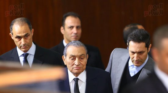 فيديو وصور.. لأول مرة مبارك ومرسي وجهًا لوجه بقضية اقتحام السجون - المواطن