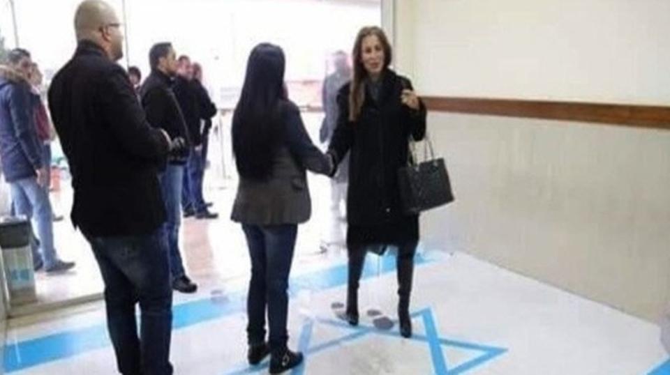 وزيرة أردنية تدهس علم إسرائيل بقدميها