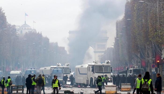 الشرطة الفرنسية تطلق الغاز لتفريق متظاهري السترات الصفراء