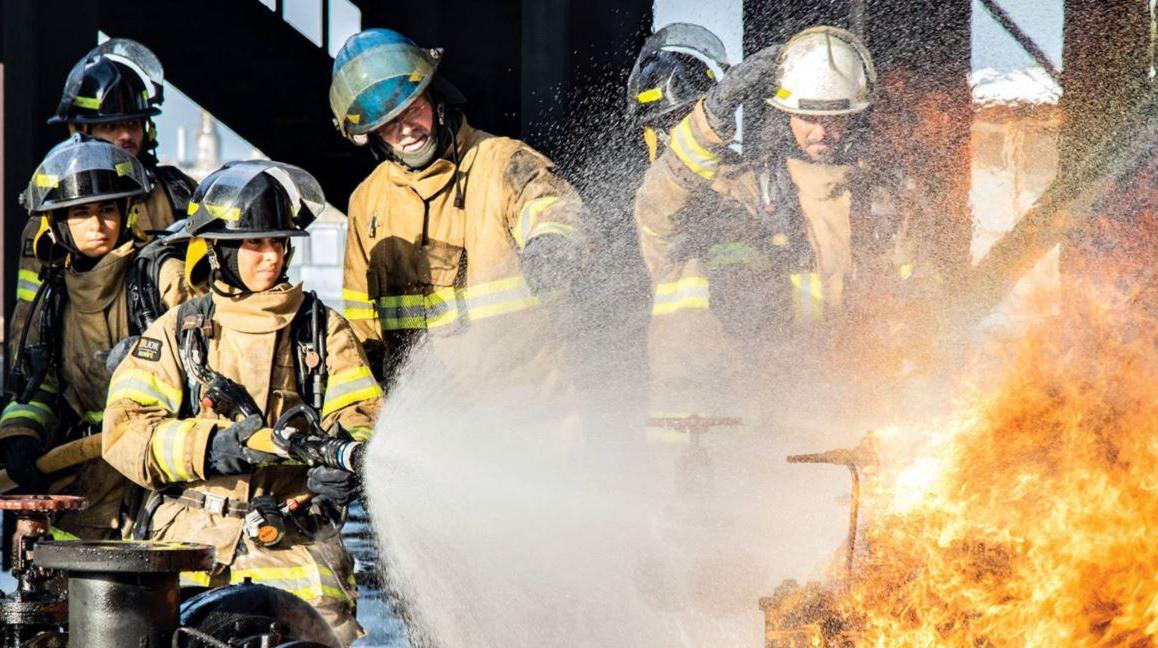 جازية وعبير في قلب المخاطر.. أول سعوديتين تعملان في إطفاء الحرائق