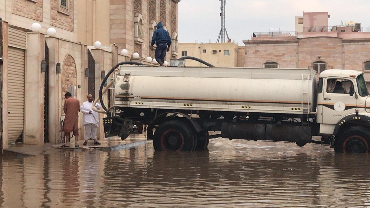 فيديو وصور.. مياه الأمطار تُغرق منازل مواطنين بالمدينة والأمانة تتفاعل