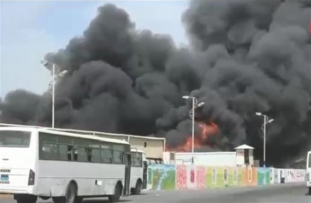 النار تلتهم أكبر مجمع صناعي وتجاري في الحديدة بعد قصف حوثي