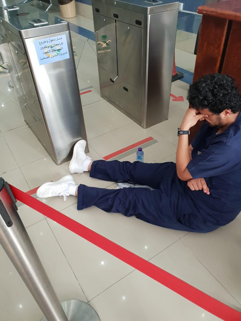 بوابة ذكية تغلق على ساق مواطن في مكة