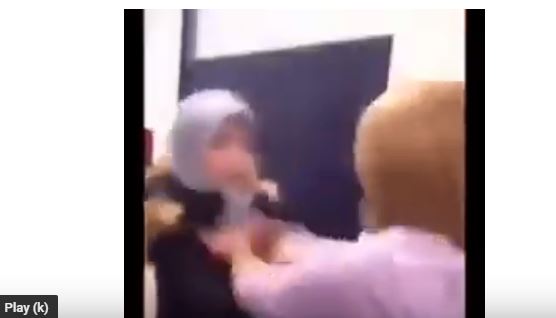 فيديو.. طالبة أمريكية تمارس التنمر وتضرب لاجئة سورية في المدرسة