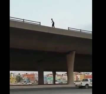 فيديو.. دوريات الأمن تنقذ شاباً حاول الانتحار من أعلى كوبري جدة